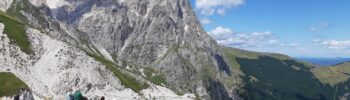Persone che godono della natura all'aperto in un paesaggio montano.