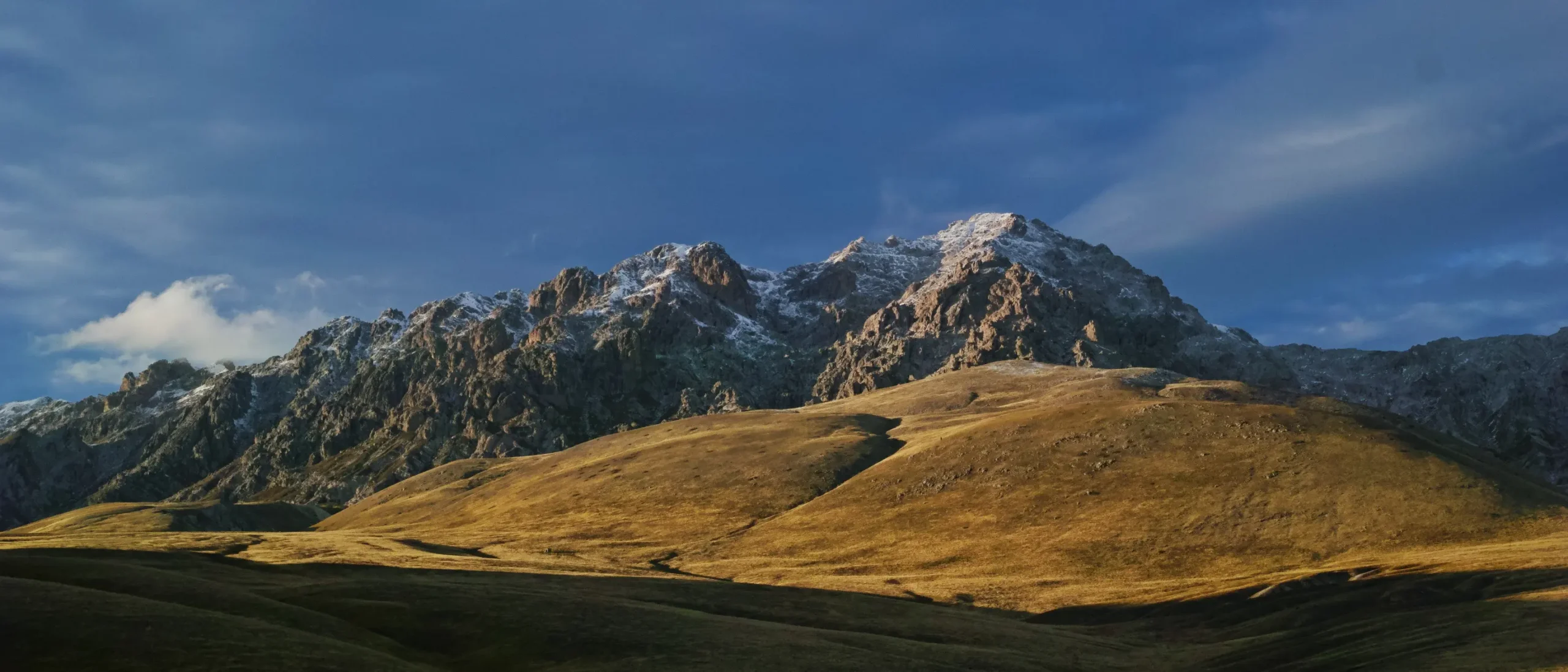 paesaggio naturale delle montagne con colline verdi e cielo blu